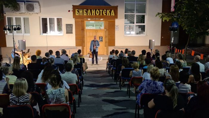 FOTO: Dobojski Info | DOBOJ: Odigrana monodrama &quot;Ima neka tajna veza&quot; posvećena Dušku Trifunoviću