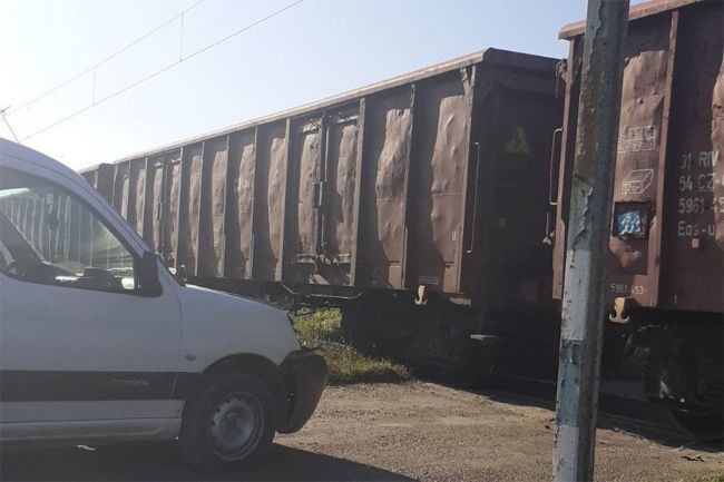 FOTO: Dobojski Info | DOBOJ: Voz udario u vozilo, mašinovođa uzalud kočio