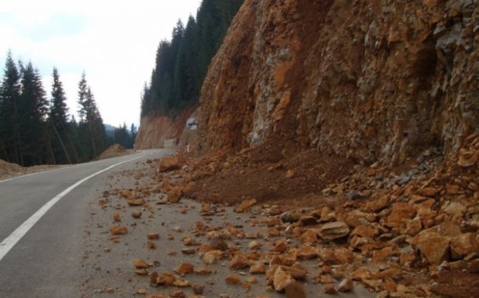 FOTO: Dobojski Info | PUTEVI: Potrebna opreznija vožnja, učestali odroni