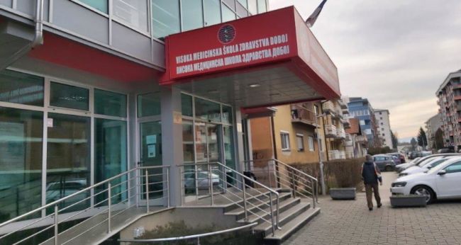 FOTO: Dobojski Info | DOBOJ: Visoka medicinska škola zdravstva pred akreditacijom. Ali… studentski aktivisti od Inspektorata traže vanredni inspekcijski nadzor