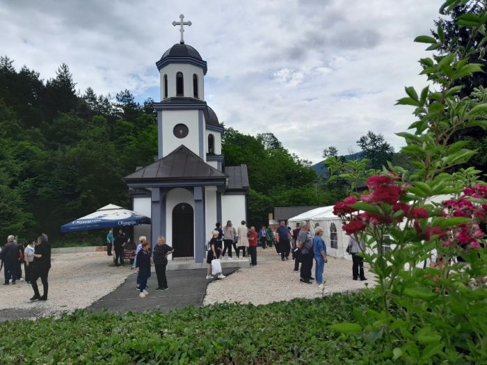 FOTO: Dobojski Info | HRAMOVNA SLAVA NA DUHOVSKI UTORAK: Veliki broj vjernog naroda u Rječici. (FOTO) 