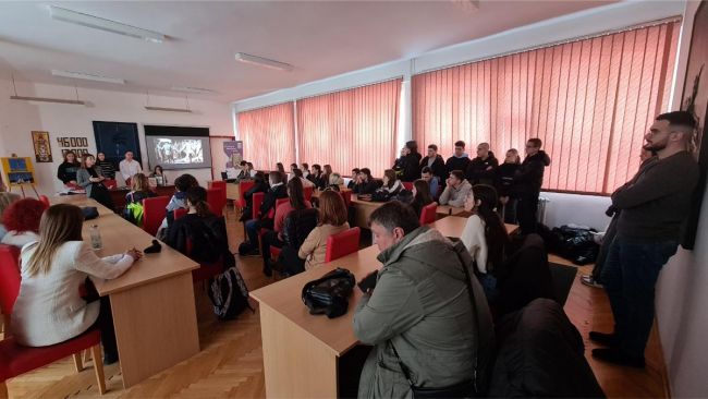 FOTO: Dobojski Info | DOBOJ: Gimnazijalci održali istorijski čas o dobojskim internircima