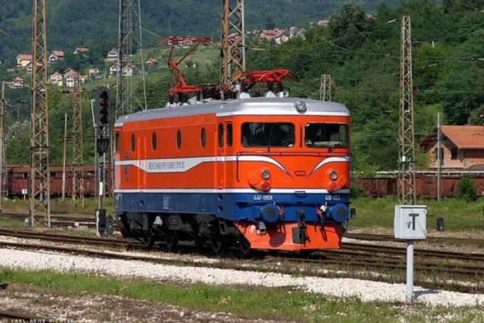 FOTO: Dobojski Info | DOBOJ: Gubitak sve veći. “Željeznice” ostaju bez lokomotiva?