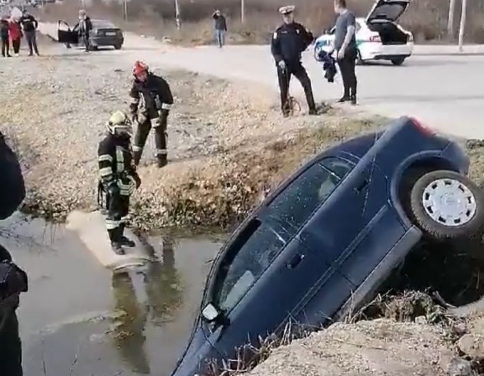 FOTO: Dobojski Info | NEODGOVORNI VOZAČ ZAVRŠIO U KANALU PORED &quot;SFOROVOG&quot; PUTA: Bizarna saobraćajna nezgoda. (FOTO) (VIDEO)