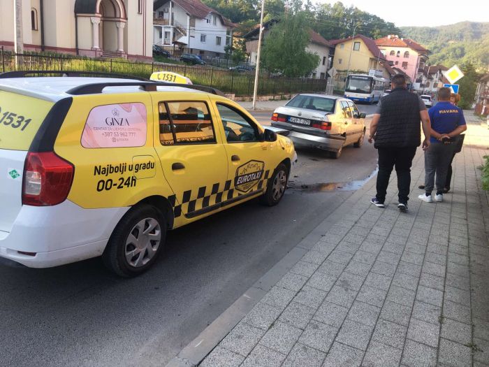 FOTO: Dobojski Info | SAOBRAĆAJNA NEZGODA U STAROM GRADU: Vozilo Eurotaxija udarilo automobil ispred pješačkog prelaza. (FOTO)