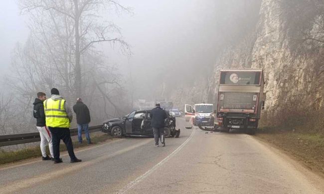 FOTO: Dobojski Info | DOBOJ: Sudar teretnog i putničkog vozila, normalizovan saobraćaj