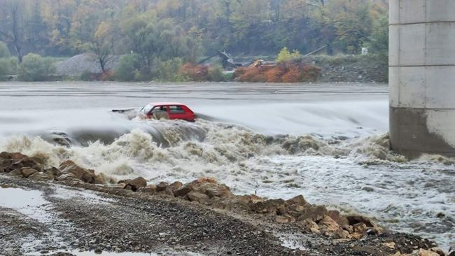 FOTO: Dobojski Info | DOBOJ: Crveni Golf nestaje u talasima nabujale rijeke Bosne u Pločniku