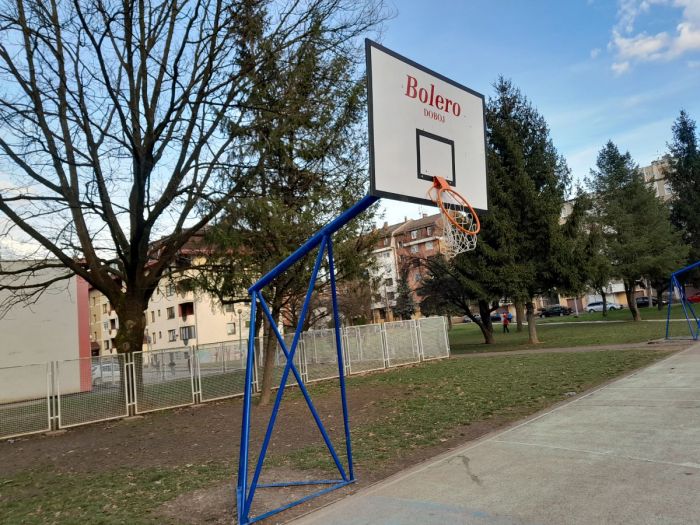 FOTO: Dobojski Info | BAHATOST I PRIMITIVIZAM SE NASTAVLJAJU: Polomljen koš kod škole &quot;Sv. Sava&quot;