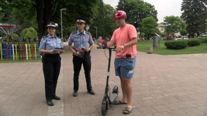 FOTO: Dobojski Info | DOBOJ: Četiri lica sankcionisana zbog nepropisnog upravljanja električnim trotinetom