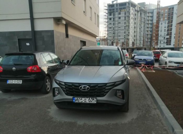 FOTO: Dobojski Info | KAKVA DRSKOST I BAHATOST VOZAČA: Blokirao 25 automobila i kompletan parking.