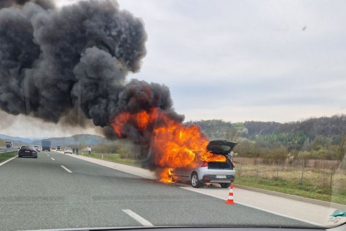 zgorio automobil na auto-putu &quot;9. januar&quot;