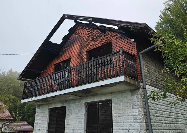 FOTO: Dobojski Info | DOBOJ: Požar na objektu u Bušletiću