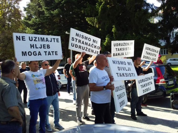 FOTO: Dobojski Info | PROTEST UDRUŽENJA DOBOJSKIH TAKSISTA: &quot;Eurotaxi je stranačko udruženje&quot;.