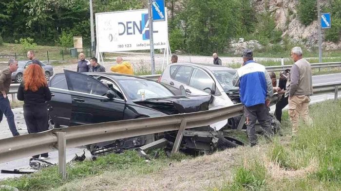 FOTO: Dobojski Info | TRAGIČAN SUDAR KOD DOBOJA: Žena poginula, dvoje lakše povređeno