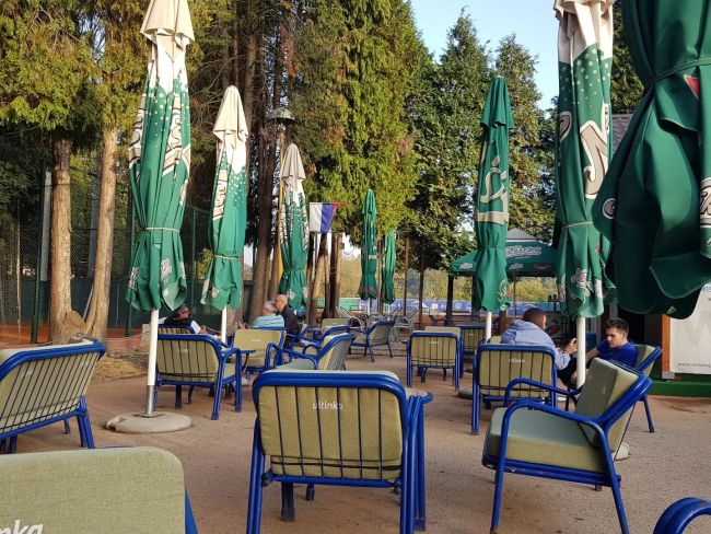 FOTO: Dobojski Info | OGLAS ZA POSAO: Kafe bar "TENNIS" traži  konobara ili konobaricu