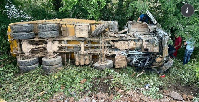 FOTO: Dobojski Info | DOBOJ: Dva lica povrijeđena u sudaru teretnog i putničkog vozila (FOTO)