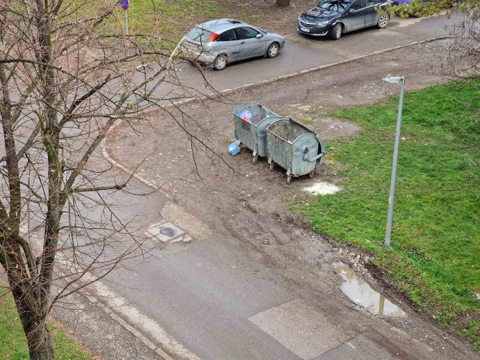 FOTO: Dobojski Info | DOBOJ: Počelo proljetno uređenje grada, sadnice cvijeća svim zainteresovanim