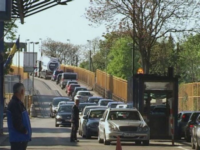 FOTO: Dobojski Info | PUTEVI: Umjerena frekvencija vozila, kolone vozila na graničnom prelazu Gradiška