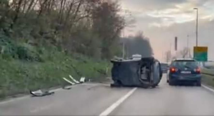 FOTO: Dobojski Info | SAOBRAĆAJNA NEZGODA KOD SKRETANJA ZA AUTOPUT: Prevrnuto vozio izazvalo zastoj!