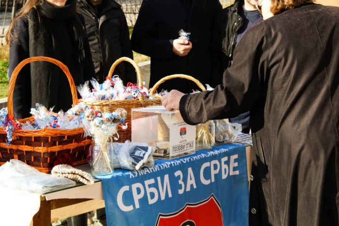 FOTO: Dobojski Info | kcijom &quot;kolači iz bloka&quot; prikupljeno 2.000 km za krov nad glavom osmočlane porodice radivojević