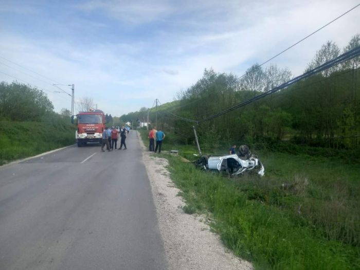 FOTO: Dobojski Info | JEDNO LICE TEŽE POVRIJEĐENO: Saobraćajna nesreća u Stanarima. (FOTO)