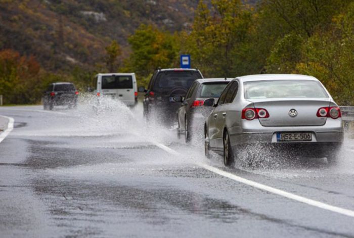 FOTO: Dobojski Info | PUTEVI: Kod Kozarske Dubice i Bihaća obustave saobraćaja zbog vode na kolovozu