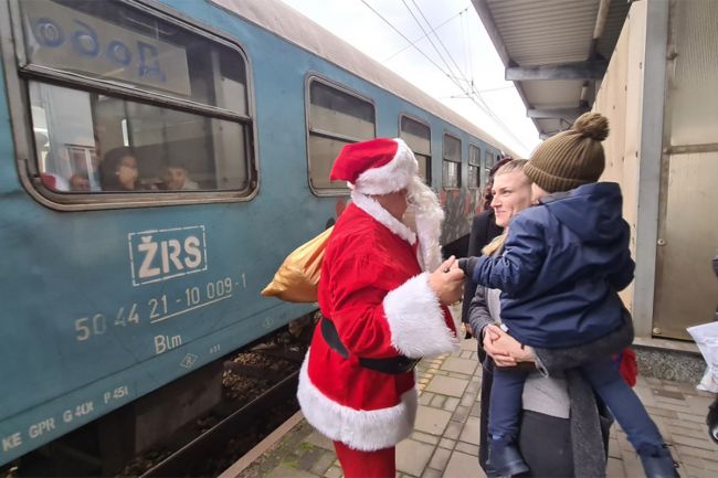 FOTO: Dobojski Info | DOBOJ: "Novogodišnji voz" i podjela paketića za mališane