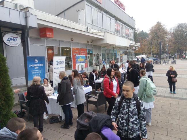 FOTO: Dobojski Info | DOĐITE DA IZMJERITE ŠEĆER I PRITISAK: Besplatno mjerenje vrše učenici Medicinske škole. (FOTO) (VIDEO)