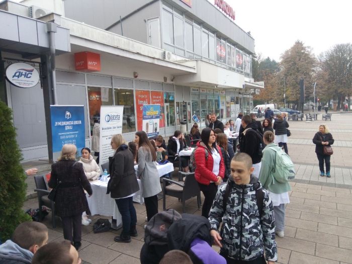 FOTO: Dobojski Info | DOĐITE DA IZMJERITE ŠEĆER I PRITISAK: Besplatno mjerenje vrše učenici Medicinske škole. (FOTO) (VIDEO)