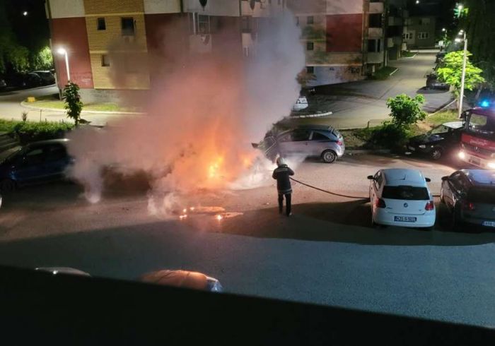 FOTO: Dobojski Info | Slučajevi koji su UZDRMALI DOBOJ: Rasvijetljeno bacanje bombi i paljenje automobila