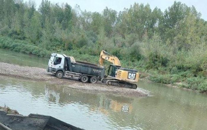 FOTO: Dobojski Info | ktivisti koji se bore za legalnu i kontrolisanu eksploataciju šljunka obilježili Međunarodni dan rijeka