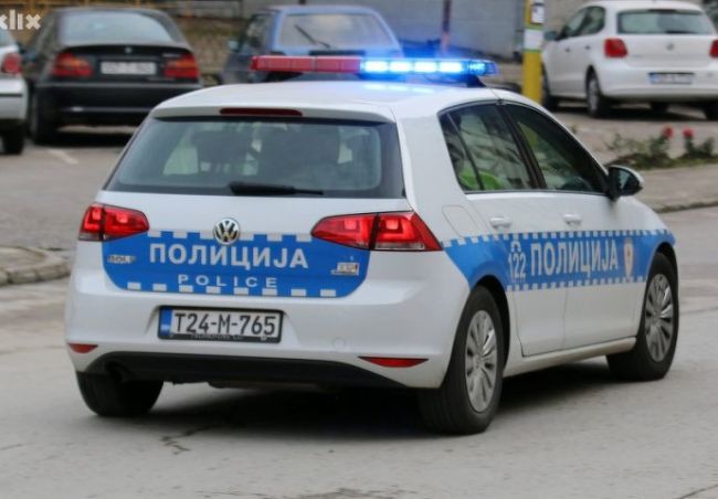 FOTO: Dobojski Info | ZAPALJEN DŽIP U DOBOJU? – Policija blokirala ulicu Kneza Miloša