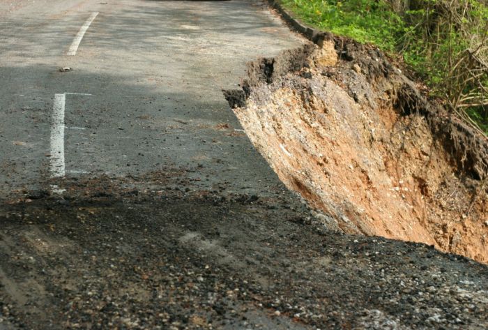 FOTO: Dobojski Info | PUTEVI: Zbog klizišta obustavljen saobraćaj za teretna vozila na putu Foča-Goražde