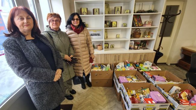 FOTO: Dobojski Info | DOBOJ: Povodom Božića podijeljeni paketi najugroženijim sugrađanima