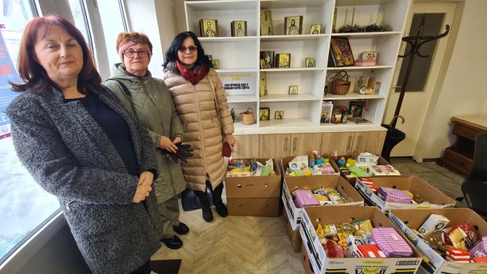 FOTO: Dobojski Info | DOBOJ: Povodom Božića podijeljeni paketi najugroženijim sugrađanima