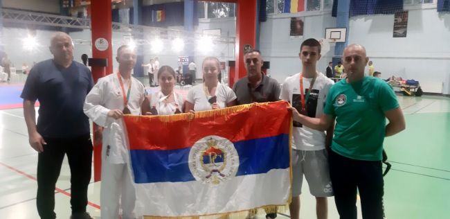 FOTO: Dobojski Info | MEĐUNARODNI KARATE TURNIR U TEMIŠVARU Reprezentacija Republike Srpske osvaja pet srebrnih medalja