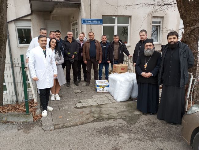 FOTO: Dobojski Info | HUMANOST NA DJELU: "Ozrenski Studenac" i Srpska pravoslavna crkva donose prazničnu radost u Bolnicu "Sveti Apostol Luka"