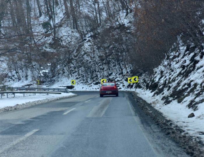 PUTEVI: Oprez zbog klizavih kolovoza