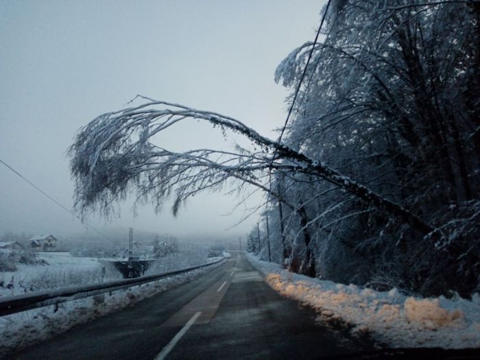 FOTO: Dobojski Info | ELEKTRO-DOBOJ: Obilne snježne padavine uzrokovale probleme u elektrosnabdijevanju