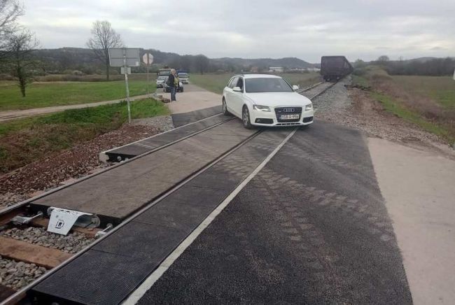 FOTO: Dobojski Info | DOBOJ: Danas rekonstrukcija putnog prelaza u Boljaniću