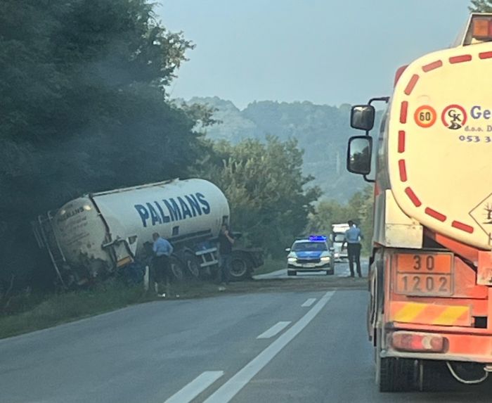 UDES KOD DOBOJA: Cisternom sletio sa magistralnog puta