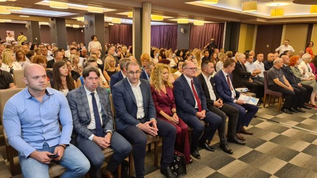 FOTO: Dobojski Info | DOBOJ: Otvoren međunarodni simpozijum ljekara