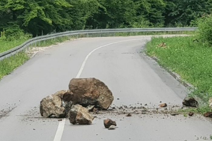 PUTEVI: Pretežno suvi kolovozi, mogući odroni