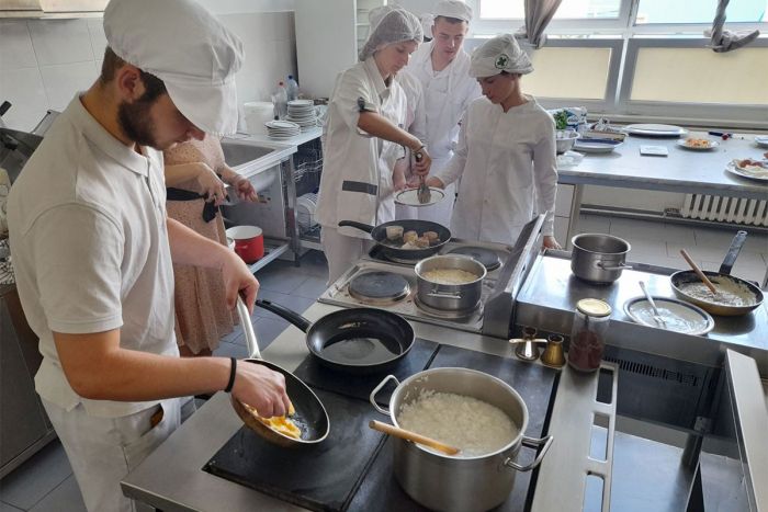 FOTO: Dobojski Info | DOBOJ: Više se neće presvlačiti u magacinu, đaci dobili kabine