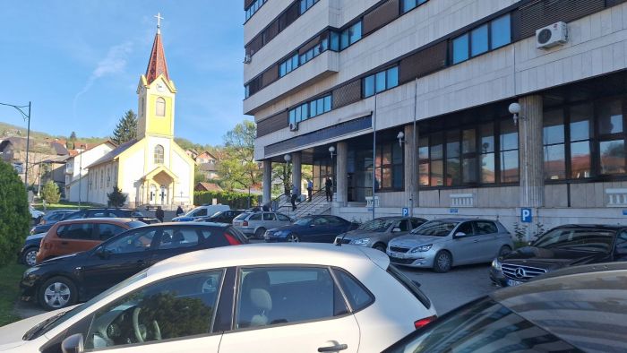 FOTO: Dobojski Info | DOBOJ: Razbijena stakla na ulaznim vratima Slobomir P Univerziteta