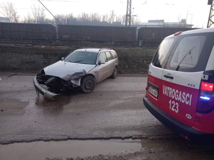 FOTO: Dobojski Info | SAOBRAĆAJNA NEZGODA NA PUTU DOBOJ-MAGLAJ: Morali intervenisati spasioci.