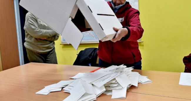 FOTO: Dobojski Info | DOBOJ: Oni koji vlast imaju, lako je se ne odriču – nova trgovina biračkim mjestima