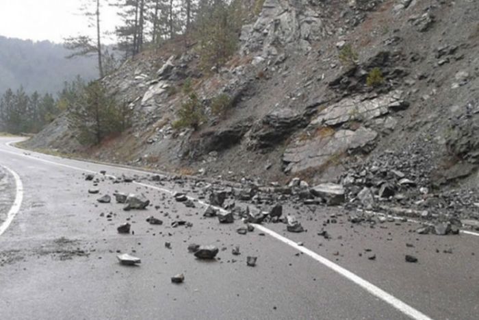 FOTO: Dobojski Info | PUTEVI: Mokri kolovozi, udari vjetra na području mrkonjić grada