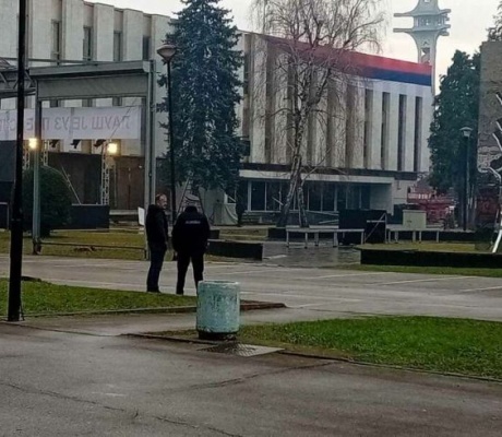 Pred Narodnom skupštinom Srpske samo policija, „SPAVAČI“ SE RAZBJEŽALI, od šatora ostao samo trag